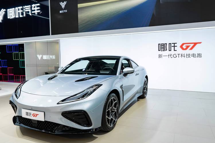 成都131哪吒汽车在智能汽车领域的表现，领途汽车在新能源汽车市场中的影响力